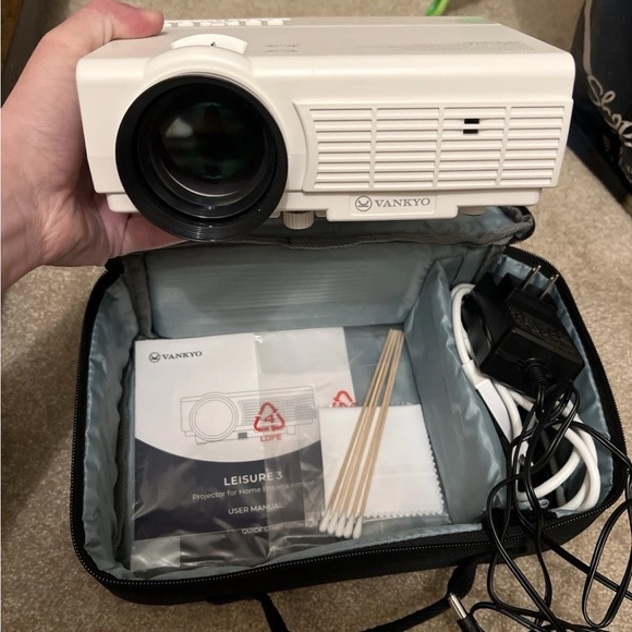 White Projector for Home EntertainmentMessage me for price I’m flexible